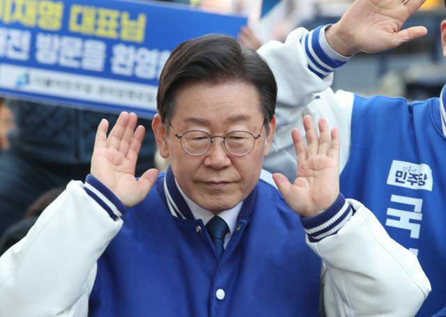 더불어민주당 이재명 대표가 14일 오전 대전 중구 으느정이 거리를 방문해 기자회견을 하고 있다. 대전=연합뉴스