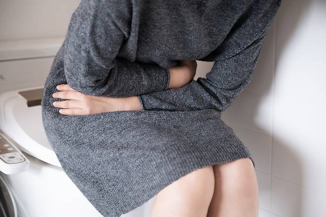 갑자기 설사를 한다면 소화효소로 다 분해되지 않는 당알코올 등의 당 성분을 많이 먹은 것이 원인일 수 있다./사진=클립아트코리아