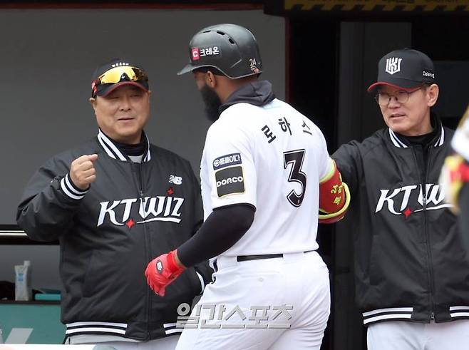 12일 오후 수원 KT위즈파크에서 열린 SSG와 KT의 프로야구 시범경기. KT 로하스가 5회 우월 1점 홈런을 날리고 이강철 감독의 환영을 받고있다. 수원=정시종 기자 capa@edaily.co.kr /2024.03.12.