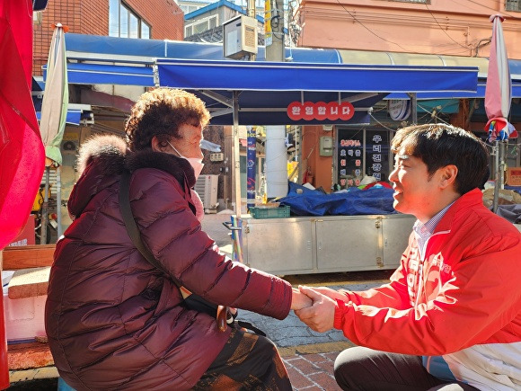 김인규 국민의힘 국회의원 예비후보(부산 서·동구)가 지역주민을 만나 지역현안을 살피고 있다. [사진=김인규 예비후보 선거캠프]