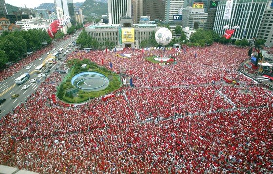 더 플라자는 주요 언론이 서울시청 앞 인파를 담을 때 즐겨 찾는 장소기도 하다. 사진은 2002년 월드컵 당시 시청 앞 시민들의 붉은 물결을 호텔에서 담은 모습이다. 중앙포토