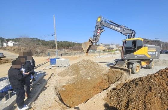 지난 8일 경기도와 안산시, 동주염전 공사업체와 공익제보 비실명 대리신고 변호사가 입회한 가운데 공사비 부풀리기 의혹이 제기된 지점에 대한 확인 굴착 작업을 했다. 손성배 기자