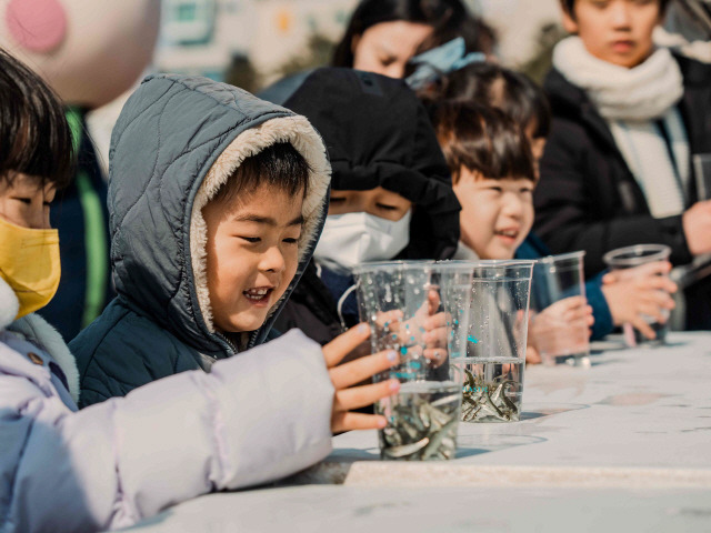 ▲ 지난 8일부터 10일까지 양양 남대천에서 개최된 ‘아기연어 보내기 체험축제’.