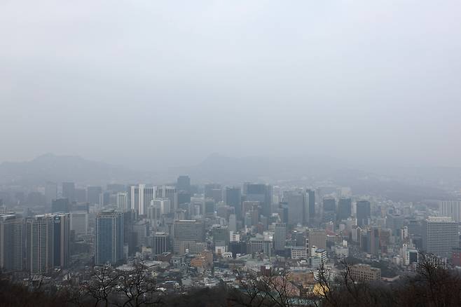 미세먼지 농도가 ‘나쁨’을 보인 지난 3일 서울 시내가 먼지에 뒤덮여있다. 연합뉴스