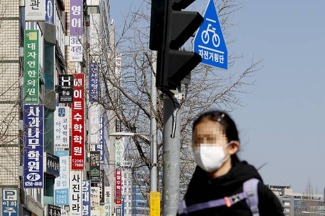 거리 점령한 학원 간판 지난해 초·중·고교생 사교육비 총액이 27조원을 넘어 3년 연속 역대 최대액을 경신했다. 14일 한 학생이 서울 양천구 목동 학원가를 걸어가고 있다. 문재원 기자 mjw@kyunghyang.com