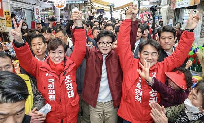 한동훈 국민의힘 비상대책위원장이 14일 오후 부산 사하구 괴정골목시장을 찾아 이성권, 조경태 후보 지지를 호소하고 있다. 연합뉴스