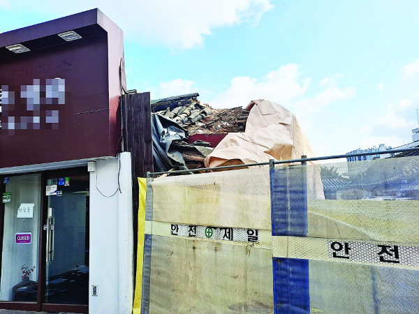 서울 종로구 필운동의 한 쌍화차 전문 카페 지붕이 19일 무너진 채 방치돼 있다.