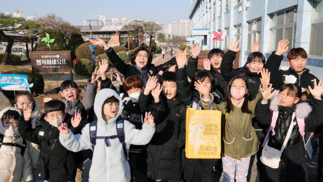 새학기를 맞아 김 시장이 학교시설개선 현장을 방문해 어린이들과 웃음 꽃을 피우며 기념촬영을 했다. 안성시 제공