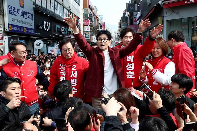 ▲국민의힘 한동훈 비상대책위원장이 14일 부산 북구 구포시장을 찾아 서병수 북구갑 후보 등 부산지역 총선 후보들과 지지를 호소하고 있다. ⓒ연합뉴스