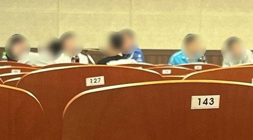 문제의 간부들이 술을 마시는 모습. [사진 출처 = ‘육군훈련소 대신 전해드립니다’ 갈무리]