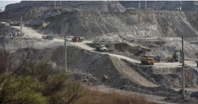 우크라이나 현지 곳곳에 쌓여있는 철강 슬래그 모습. <사진제공=SG>