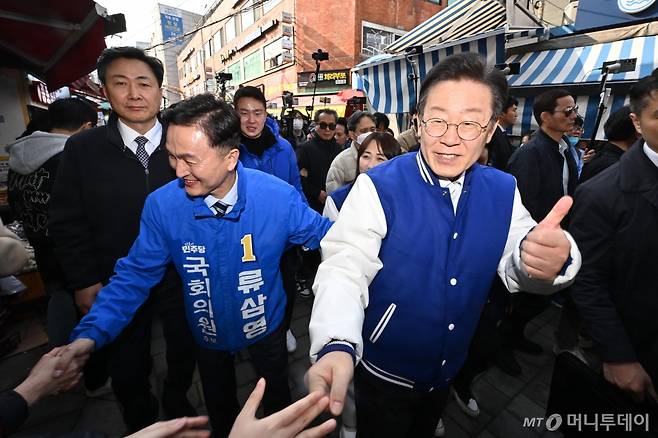 이재명 더불어민주당 상임공동선거대책위원장이 13일 서울 동작구 남성사계시장에서 류삼영 후보와 함께 시민들에 인사하고 있다. (공동취재) /사진=뉴시스