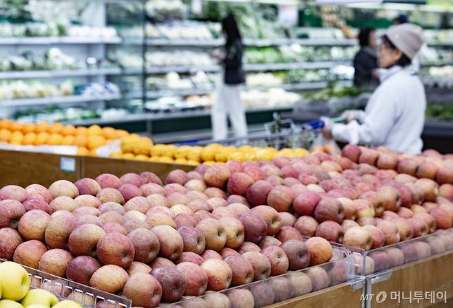 사과 값이 폭등한 가운데 13일 오전 서울의 한 대형마트에 사과가 진열된 모습./사진=뉴스1