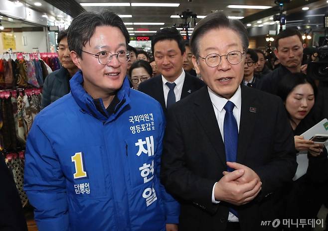 [서울=뉴시스] 조성봉 기자= 이재명 더불어민주당 대표와 채현일 더불어민주당 영등포갑 예비후보가 5일 오후 서울 영등포구 뉴타운 지하쇼핑몰을 방문해 시민들에게 인사하고 있다. (공동취재)2024.03.05. photo@newsis.com /사진=조성봉