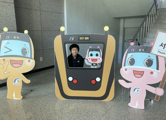 김포골드라인의 상징 캐릭터인 ‘포키&골디’ 포토존에서 기념 촬영을 하는 어린이. 김포골드라인 제공