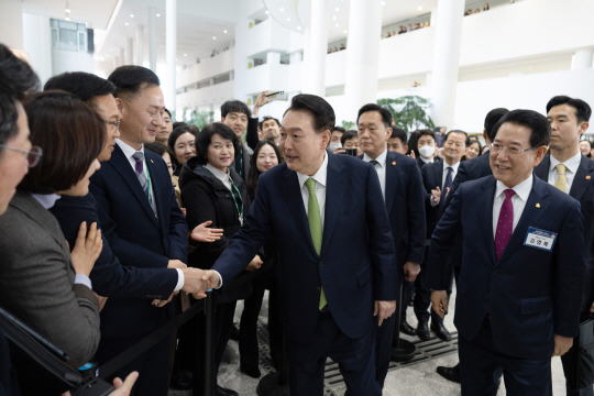 윤석열 대통령이 14일 ‘미래산업과 문화로 힘차게 도약하는 전남’을 주제로 열린 스무 번째 ‘국민과 함께하는 민생토론회’를 위해 전남 무안군 전남도청에 도착해 도청 직원들과 인사하고 있다. 대통령실 제공