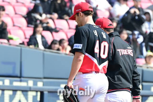 2024년 3월 14일 서울 잠실야구장에서 진행된 '2024 KBO리그 시범경기' 기아-두산의경기. 기아 선발 네일이 4회말 교체되고 있다./잠실 = 곽경훈 기자 kphoto@mydaily.co.kr