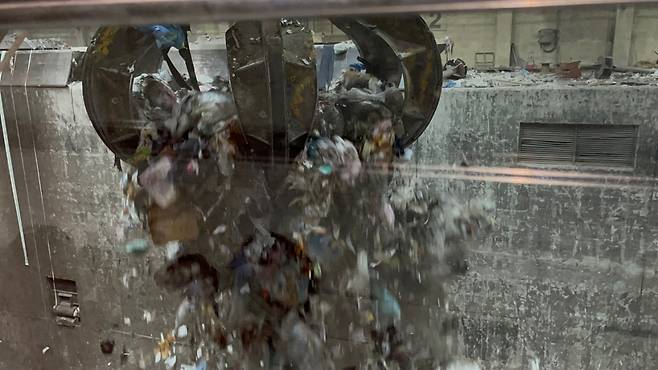 서울 마포자원순환시설에서 종량제 봉투를 찢고 쓰레기를 잘게 부수고 있다. 크레인으로 30m 이상 높이로 들어 올린 다음 떨어뜨리는 파봉 작업 뒤 쓰레기는 소각로로 들어간다. 주소현 기자