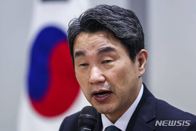 [성남=뉴시스] 정병혁 기자 = 이주호 사회부총리 겸 교육부 장관이 14일 경기 성남시 가천대학교에서 열린 의대 학사 정상화 협조요청 및 증원관련 현장의견 청취를 위한 간담회에서 모두발언을 하고 있다. 2024.03.14. jhope@newsis.com