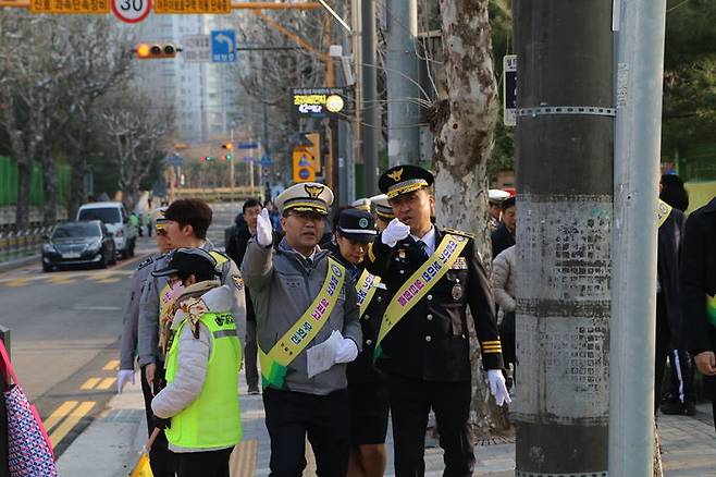 [서울=뉴시스] 경찰이 신학기를 맞아 어린이보호구역(스쿨존) 내 교통안전 시설을 강화하는 한편, 어린이 안전 위협행위에 대한 교통단속에 나선다. 경찰청과 관계기관은 14일 오전 서울 마포 신북초등학교 주변의 어린이보호구역을 찾아 교통안전 시설을 점검하고 불법 주·정차 등 어린이 안전 위협 행위에 대한 주의를 당부했다. (사진=경찰청 제공) 2024.03.14. photo@newsis.com *재판매 및 DB 금지 *재판매 및 DB 금지