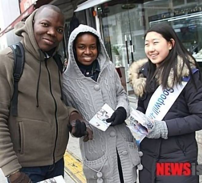 [춘천=뉴시스] 사진은 지난 화천산천어축제에서 글로벌축제를 알리는 화천산천어축제 홍보대사 서울 (사진 오른쪽에서 첫 번째)양이 세계의 젊은 이들에게 화천산천어축제를 홍보하는 모습.  *재판매 및 DB 금지