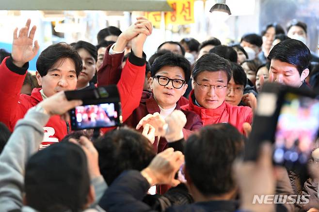 [부산=뉴시스] 하경민 기자 = 한동훈 국민의힘 비상대책위원장이 14일 부산 북구 구포시장을 방문해 총선 후보들과 함께 시민들에게 인사하고 있다. (공동취재) 2024.03.14. photo@newsis.com