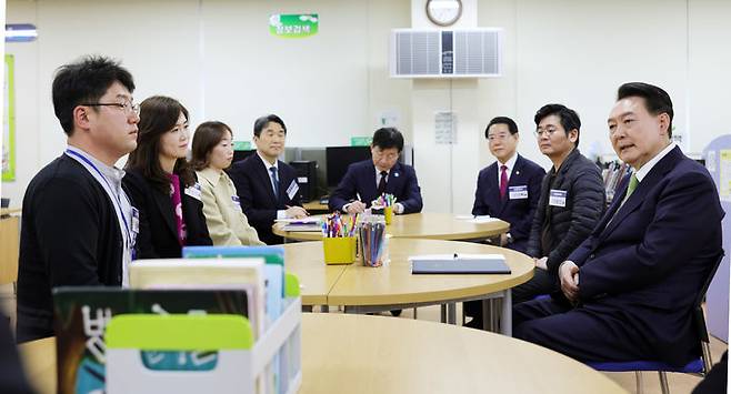 [무안=뉴시스] 윤석열 대통령이 14일 전남 무안군 오룡초등학교를 방문해 늘봄학교 관계자들과 간담회를 하고 있다. (사진=대통령실 제공) 2024.03.14. photo@newsis.com *재판매 및 DB 금지