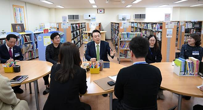 [무안=뉴시스] 윤석열 대통령이 14일 전남 무안군 오룡초등학교를 방문해 늘봄학교 관계자들과 간담회를 하고 있다. (사진=대통령실 제공) 2024.03.14. photo@newsis.com *재판매 및 DB 금지