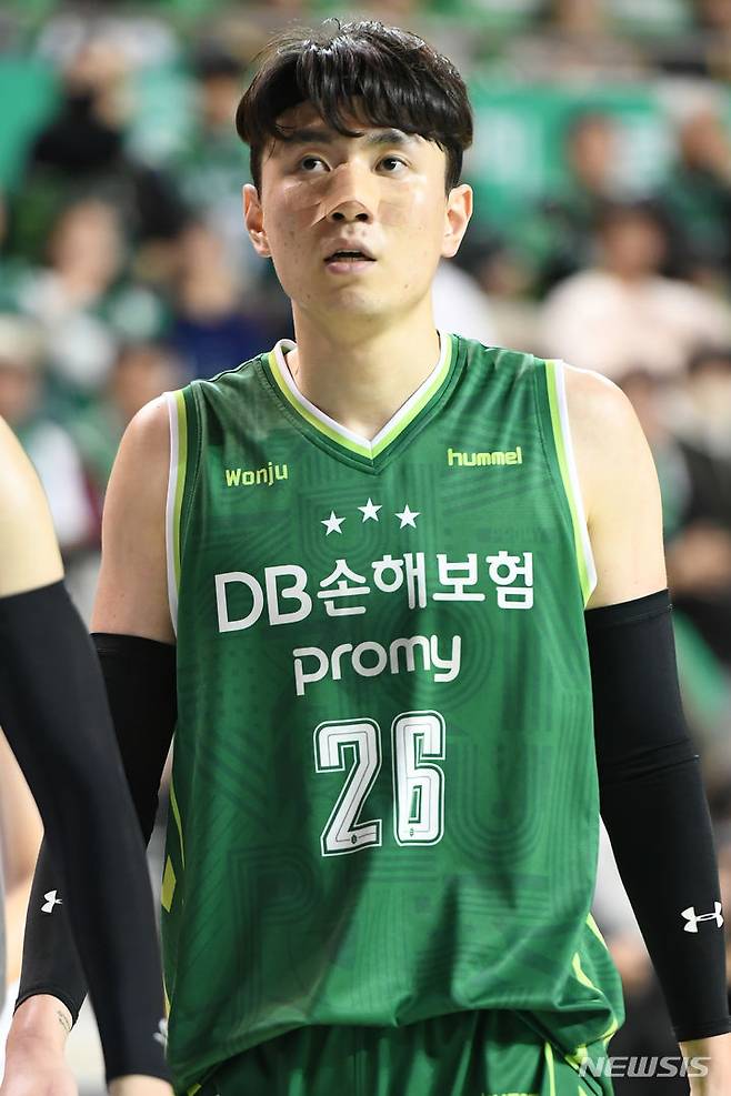 [서울=뉴시스]프로농구 강상재 부상 투혼. (사진=KBL 제공)