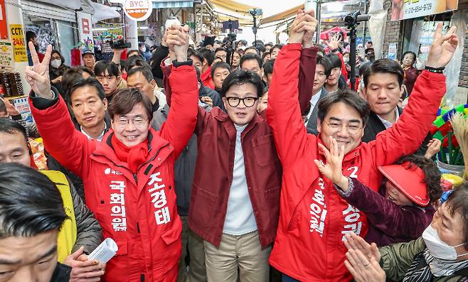 국민의힘 한동훈 비상대책위원장이 14일 오후 부산 사하구 괴정골목시장을 찾아 이성권, 조경태 후보 지지를 호소하고 있다. 연합뉴스