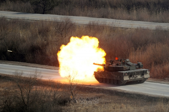 14일 오전 경기도 포천 승진훈련장에서 ‘2024 FS/TIGER’ 일환으로 실시된 한미 연합 통합화력훈련에서 육군 수도기계화보병사단의 K1A2전차가 사격하고 있다. 2024.3.14 사진공동취재단