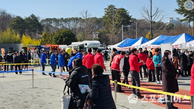 9일 충남 아산 이순신 종합운동장 근처에서 여야 정치인들이 선거 유세를 벌이고 있다. 스포츠니어스 제공