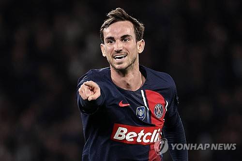 파리 생제르맹은 14일 프랑스 파리에 위치한 파르크 데 프랭스에서 열린 OGC니스와의 쿠프 드 프랑스 8강 홈경기에서 3 대 1 승리를 거두며 준결승 진출에 성공했다. 이날 이강인은 공격포인트를 올리지 못했지만 선발로 나와 풀타임을 소화하며 팀 승리에 일조했다. 현재 프랑스 리그1 선두를 달리고 있고 유럽축구연맹 챔피언스리그 8강에 올라간 PSG는 쿠프 드 프랑스도 준결승에 진출하며 3관왕 도전을 이어갔다. 연합뉴스