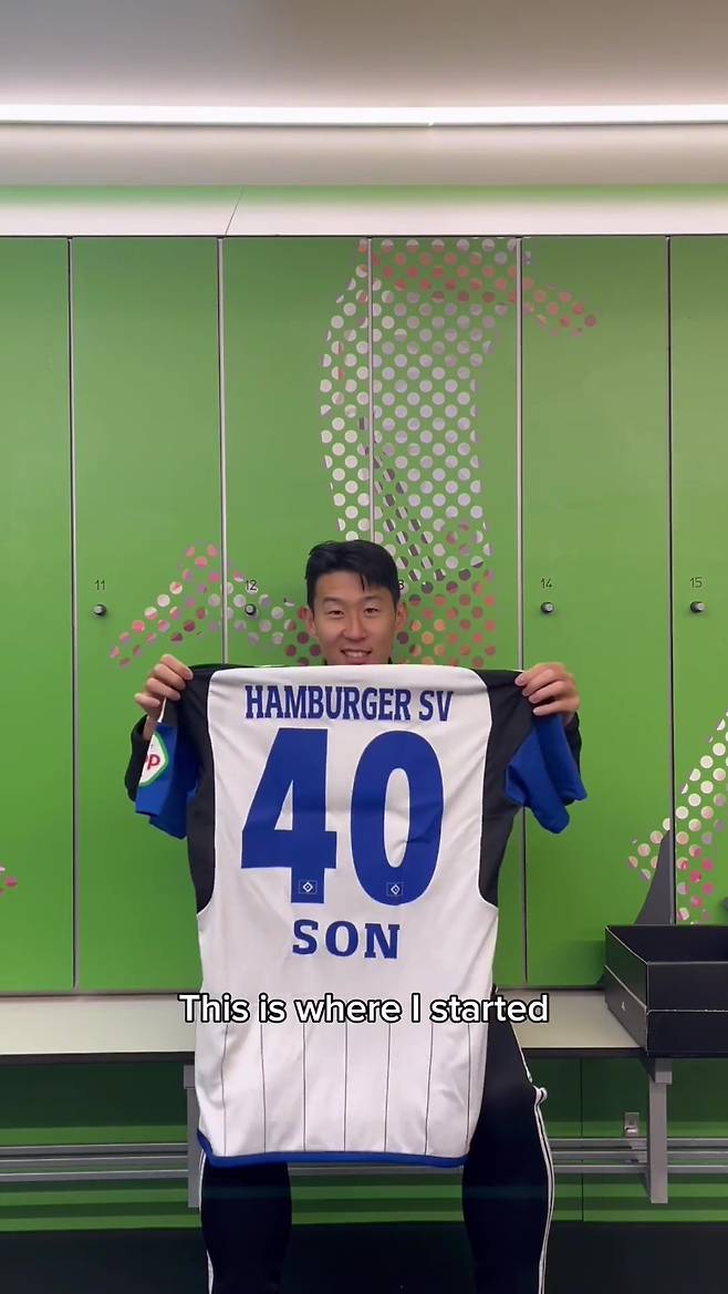 아디다스가 14일(한국시간) 공식 인스타그램을 통해 손흥민에게 특별한 선물을 증정했다. 손흥민 역시 너무나 좋아하며 감사해했다.&nbsp;  손흥민은 아디다스로부터 자신이 처음 프로 생활을 시작한 독일 함부르크 팀의 2023-2024시즌 유니폼을 선물 받았다.&nbsp;아디다스