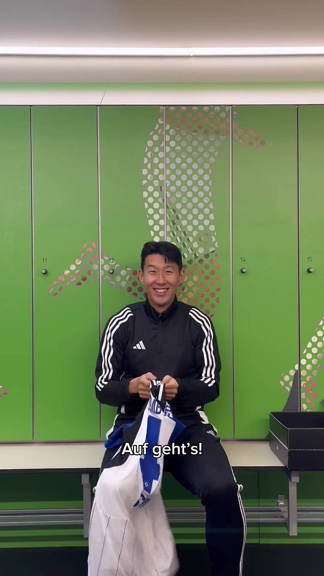 아디다스가 14일(한국시간) 공식 인스타그램을 통해 손흥민에게 특별한 선물을 증정했다. 손흥민 역시 너무나 좋아하며 감사해했다.&nbsp;  손흥민은 아디다스로부터 자신이 처음 프로 생활을 시작한 독일 함부르크 팀의 2023-2024시즌 유니폼을 선물 받았다.&nbsp;아디다스