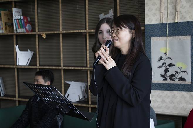 인사말하는 김은희 작가 (로마=연합뉴스) 13일(현지시간) 이탈리아 로마의 라 사피엔차 대학 한국 자료실에서 'K-콘텐츠의 힘, 한국 영화·드라마 열풍 비결은? 작가, 배우, 제작자와의 만남' 행사가 열렸다. 행사에 참석한 김은희 작가가 인사말을 하고 있다. 2024.03.13 photo@yna.co.kr [주이탈리아 한국문화원 제공. 재판매 및 DB 금지]