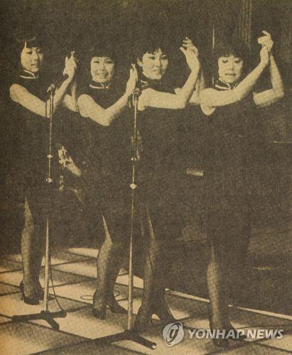 1964년 코리안키튼즈 영국 공연 오른쪽에서 두번째가 윤복희[최규성 평론가 제공·재판매 및 DB 금지]