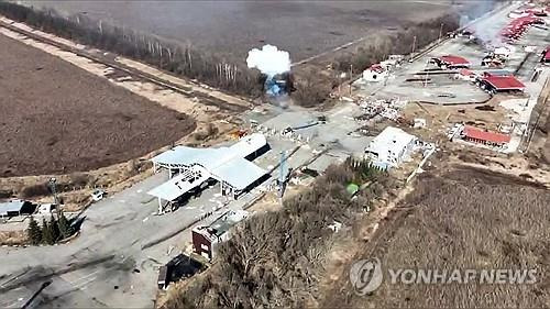 (AFP=연합뉴스) 우크라이나를 위해 싸우는 러시아인 민명대의 러시아 국경 침투 작전이 벌어진 12일(현지시간) 접경 지역의 러시아 도시 벨고로드에서 교전에 따른 것으로 보이는 연기가 피어오르고 있다.