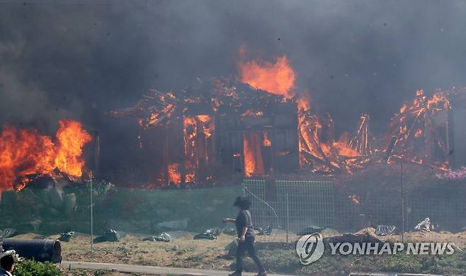 "우리 집 어떻게 해요" 망연자실한 산불 피해 주민 [연합뉴스 자료사진]