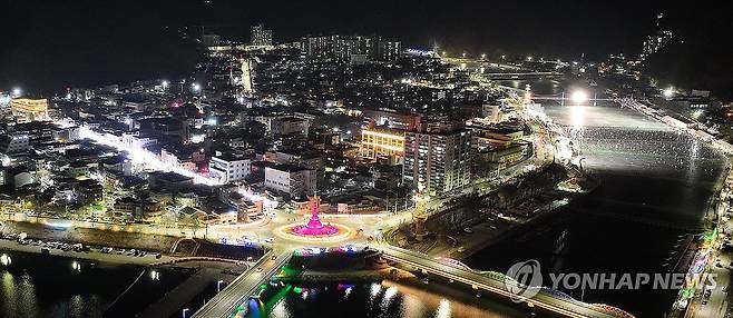 불 밝힌 산천어축제장과 화천읍 도심 [화천군 제공.재판매 및 DB 금지]