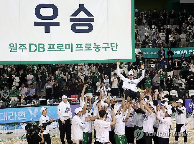 DB, 6년 만의 정규시즌 1위 (원주=연합뉴스) 양지웅 기자 = 14일 오후 강원 원주종합체육관에서 열린 2023-2024 KBL 프로농구 원주 DB와 수원 kt의 경기. DB 선수들이 kt를 107대 103로 꺾고 정규시즌 1위를 확정한 뒤 김주성 감독에게 헹가래를 하고 있다.
    DB는 이날 승리로 2017-2018시즌 이후 6년 만에 정규리그 1위 자리에 올랐다. 2024.3.14 yangdoo@yna.co.kr