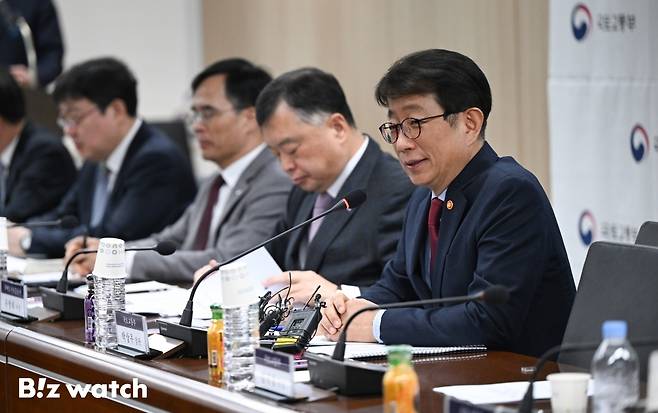 박상우 국토교통부 장관이 15일 서울 영등포구 HUG서울서부지사에서 열린 '민간임대주택 부문 국토교통 산업계 릴레이 간담회'에서 건설업계 참여자들과 관련 공공기관, 유관단체들을 대상으로 모두발언을 하고있다./사진=이명근 기자 qwe123@