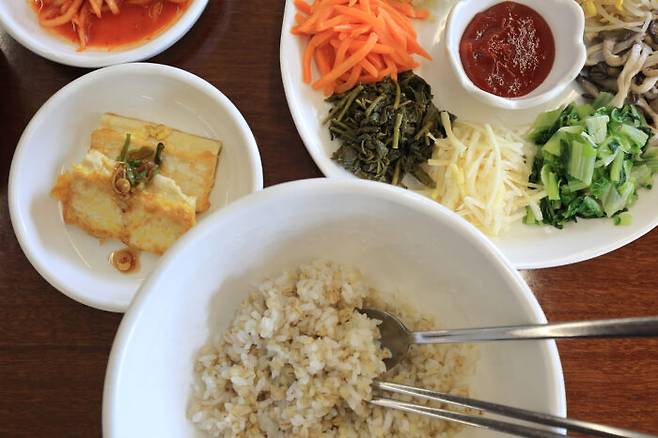 칼륨이 많은 채소와 함께 통곡물을 자주 먹으면 혈압 조절, 체중 감량과 더불어 뇌졸중 예방에 도움이 된다. [사진=클립아트코리아]