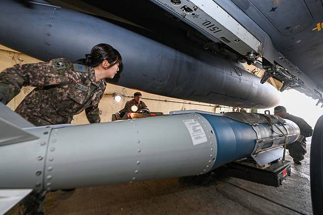 공군 제11전투비행단 정비사들이 F-15K에 GBU-31 공대지 유도폭탄을 장착하고 있는 모습.(공군 제공)