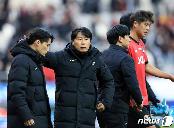 10일 오후 마포구 성산동 서울월드컵경기장에서 열린 하나은행 K리그1 2024 2라운드 FC서울과 인천 유나이티드의 경기를 무승부로 마친 서울 김기동 감독이 이태석을 다독이고 있다. 2024.3.10/뉴스1 ⓒ News1 박정호 기자