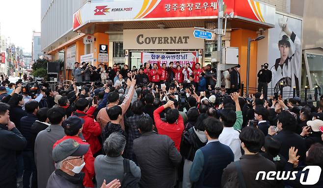 한동훈 국민의힘 비상대책위원장이 15일 광주 동구 충장로 우체국앞에서 광주지역 후보들과 함께 시민들에게 인사하고 있다. 2024.3.15/뉴스1 ⓒ News1 김태성 기자