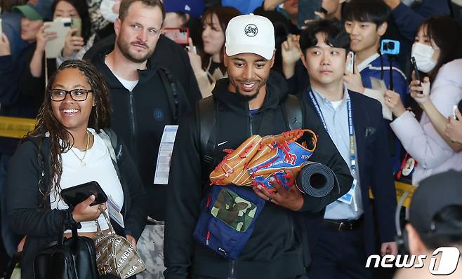 미국프로야구(MLB) LA 다저스 무키 베츠가 15일 오후 인천국제공항 제1터미널을 통해 입국하고 있다. 2024.3.15/뉴스1 ⓒ News1 김도우 기자