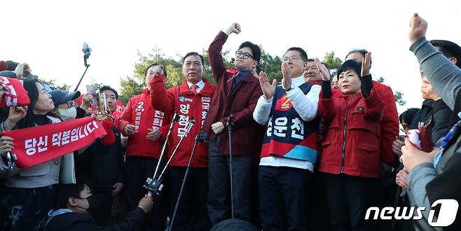 한동훈 국민의힘 비상대책위원장이 15일 전북자치도 전주시 한옥마을 경기전 앞에서 지지자들에게 인사를 하고 있다. 2024.3.15/뉴스1 ⓒ News1 유경석 기자