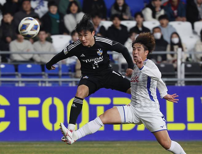 15일 울산문수경기장에서 열린 2023~2024시즌 아시아축구연맹(AFC) 챔피언스리그(ACL) 16강 울산 현대와 일본 반포레 고후의 1차전에서 울산 엄원상이 슛하고 있다. 연합뉴스