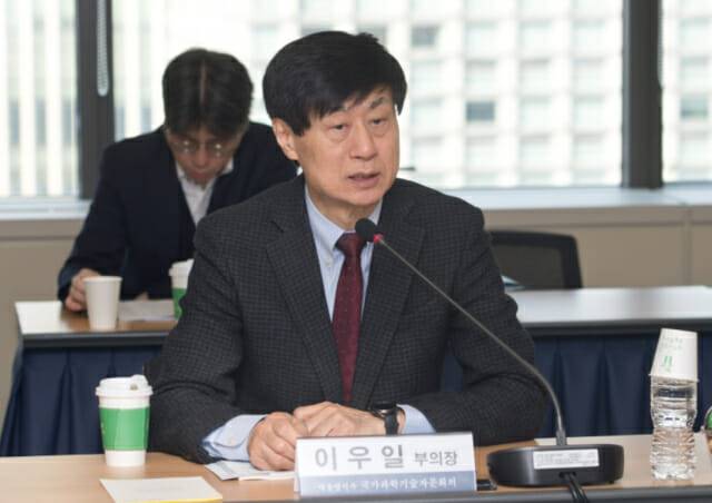 15일 국가과기자문회의 주재중인 이우일 국가과학기술자문회의 부의장. (사진=과기정통부)